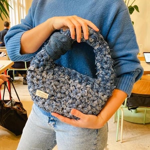 小さなアップサイクルかぎ針編みデニム MICA バッグ - Gehäkelte Tasche - ハンドメイド