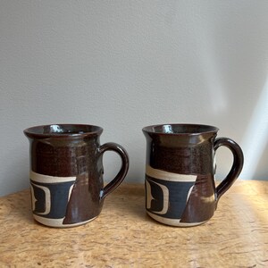 Paire de tasses en céramique de Judy Cranmer, motif Haïda