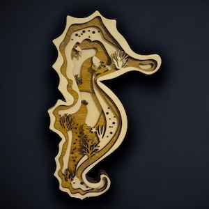 Puede incluir: Una escultura de caballito de mar de madera con detalles intrincados, que presenta un diseño en capas con recortes de vida marina. La escultura está pintada en tonos marrones y beige.