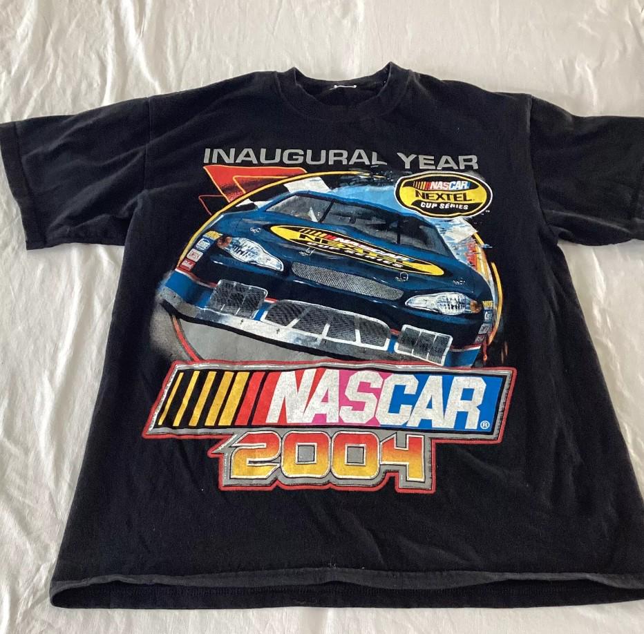 2004 NASCAR ナスカー Ford RACING ヴィンテージ Tシャツ Vintage 2004 NASCAR Cup Series Inaugural Year Racing T-shirt