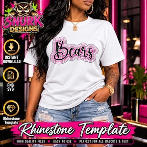Può includere: Una t-shirt bianca a maniche corte con la parola Bears in un carattere corsivo stilizzato, delineata da più strati di punti neri e rosa. Il design è centrato sul petto. La maglietta è abbinata a un paio di jeans azzurri strappati.