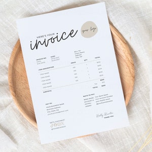 Puede incluir: Una factura blanca con un título escrito a mano "invoice" y un círculo marrón con el texto "your logo". La factura incluye una tabla con descripciones de artículos, precios, cantidades y totales. La factura también incluye información de pago y datos de contacto.
