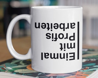 Weiße Tasse mit Spruch „Einmal mit Profis arbeiten“ | Kaffeetasse beidseitig bedruckt | Geschenkidee| Wa&Da Boutique®