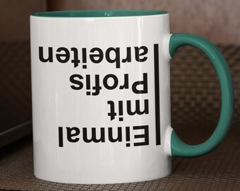 Grüne Tasse mit Spruch „Einmal mit Profis arbeiten“ | Kaffeetasse beidseitig bedruckt | Geschenkidee| Wa&Da Boutique®