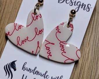 Boucles d'oreilles pendantes en forme de coeur de 1,5 po. en pâte polymère avec résine. Variété de motifs.