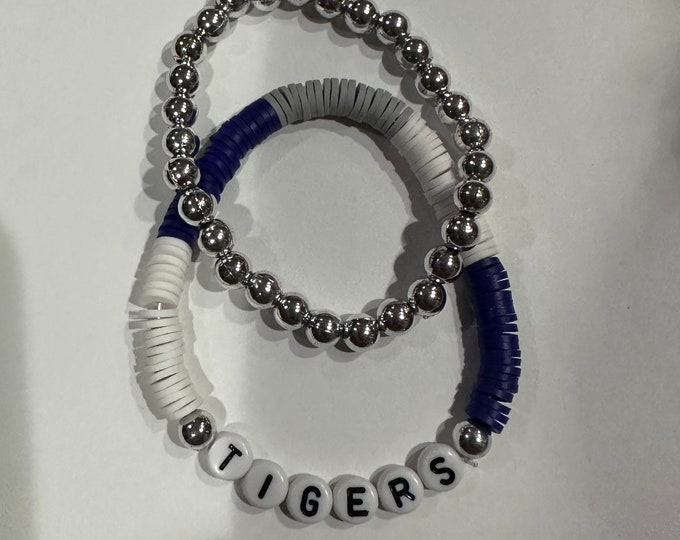 College / Sport Team / Spirit Days / High School / Abschluss Personalisierte Heishi Armbänder - in Ihrer Wahl von Perlenfarben und -beschriftung!