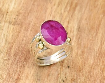 Anillo de rubí rojo: Plata de ley 925 con tres bandas texturizadas. Cuentas de latón.