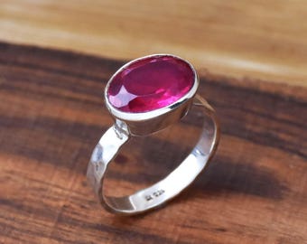 Ovale robijnring: statementring gehamerd sterlingzilver