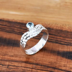 Anillo de topacio azul: banda texturizada de plata de ley 925, estilo minimalista