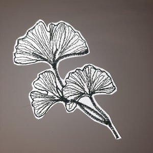 Reflekterande broderad lapp med ginkgo biloba-blad