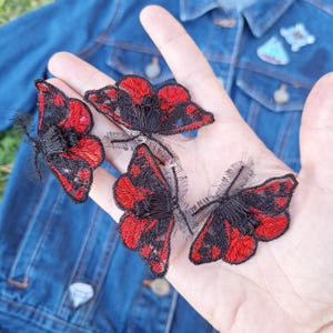 Moth 4-delat set med broderade tygmärken att sy på