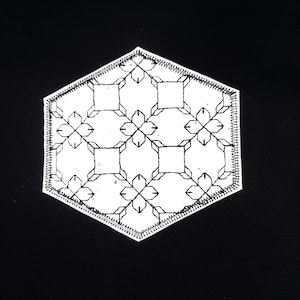 Peut inclure: Un patch hexagonal blanc avec un motif géométrique noir. Le motif est composé de carrés et d'étoiles à quatre branches qui se répètent.
