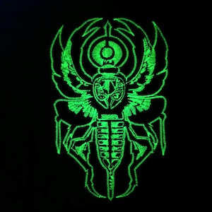 Broderad egyptisk skarabébaggeprydnad med självlysande mönster, stryk-på, 2 st