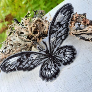 Patch thermocollant brodé de papillons de nuit pour le tissu, le sac à dos, les cartables