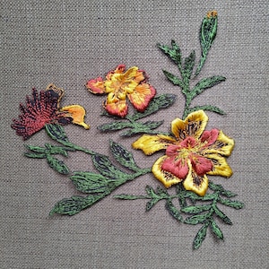 Set med broderade lappar för ringblomma