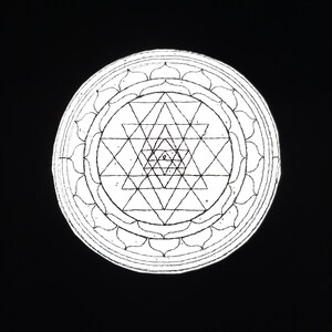Peut inclure: Une illustration en noir et blanc d'un Sri Yantra, un symbole géométrique sacré de l'hindouisme, entouré d'un mandala circulaire avec des pétales de lotus.
