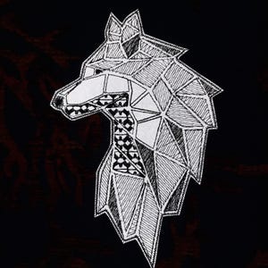 Könnte beinhalten: Eine geometrische Illustration eines Wolfskopfes in Schwarzweiß. Der Wolfskopf ist detailliert und kunstvoll gezeichnet, wobei der Fokus auf den scharfen Gesichtszügen des Tieres liegt.