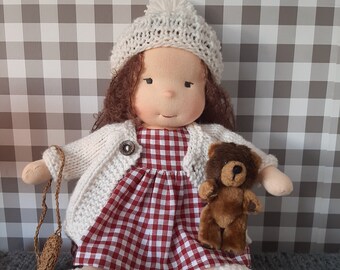 Boneca Waldorf com roupas removíveis