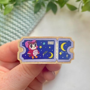Drewniana przypinka Celeste ACNH | Przypinka z prawdziwego naturalnego drewna sosnowego | Bilet do muzeum Animal Crossing w obserwatorium Celestial Owl, uroczy | Przypinka z podkładem