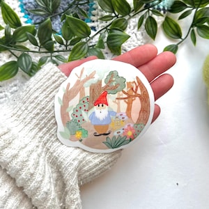 Adesivo / Vinile laminato impermeabile / Gnomo che cammina nel bosco / Lanterna con favola di gnomo della foresta / Fatto a mano dall'artista