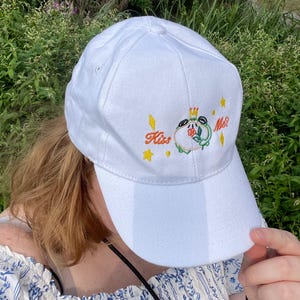 Froschkönig-Hut bestickte Baseballkappe | Küss mich? Froschmaus | Die Prinzessin und der Frosch | Weißer Sonnenhut niedliches Tier | 100% Baumwolle Fröschchen