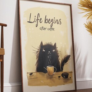 Könnte beinhalten: Ein gerahmter Druck mit einer schwarzen Katze, die Kaffee trinkt, und dem Text "Life begins after coffee."