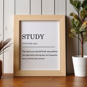 Puede incluir: Una impresión enmarcada con fondo blanco y texto negro que dice "STUDY [stuhd-ee] verbo El trabajo que deberías terminar mucho antes de la noche anterior al gran examen, pero que con frecuencia dejas para el último momento."