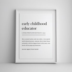 Puede incluir: Arte de pared imprimible en blanco y negro con una definición de un educador de la primera infancia. La definición dice: "como un maestro normal, solo que mucho más genial. Una persona muy especial y multitalentosa. Alguien que es amable, divertido y gentil, con el corazón más grande de la habitación. Incluso conoce a todos los personajes de Peppa Pig. Ver también: leyenda, amigo, maestro."