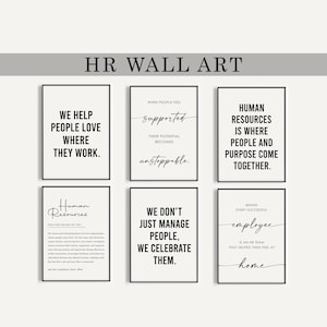 Op de afbeelding: HR-wandkunst met zes ingelijste prints met motiverende citaten. De prints hebben een minimalistisch ontwerp met zwarte lijsten en witte achtergronden. De tekst bevat zinnen als "We helpen mensen om van hun werk te houden".