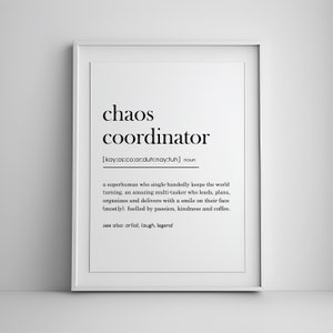 Può includere: Arte da parete stampabile in bianco e nero con la definizione di "coordinatore del caos" come un "superuomo che tiene il mondo in movimento da solo. Un multitasker incredibile che guida, pianifica, organizza e consegna con un sorriso sul viso (per lo più). Alimentato da passione, gentilezza e caffè."