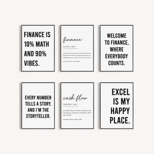 Puede incluir: Conjunto de seis impresiones de arte de pared imprimibles en blanco y negro con citas motivacionales sobre finanzas. Las impresiones presentan frases como "Las finanzas son 10% matemáticas y 90% vibraciones" y "Excel es mi lugar feliz".