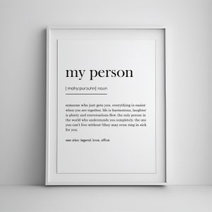 Op de afbeelding: Zwart-witte printbare wandkunst met de definitie van het woord "mijn persoon". De definitie luidt: "iemand die je gewoon begrijpt. Alles is gemakkelijker wanneer je samen bent, het leven is harmonieus, er is veel gelach en gesprekken stromen. De enige persoon ter wereld die je volledig begrijpt. Degene zonder wie je niet kunt leven (ze kunnen je zelfs bellen als ze ziek zijn om je te zien. Zie ook: legende, liefde, kantoor"