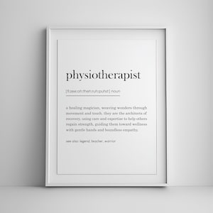 Könnte beinhalten: Schwarzweißes druckbares Wandbild mit der Definition des Wortes "Physiotherapeut". Die Definition lautet: "Ein heilender Zauberer, der Wunder durch Bewegung und Berührung webt. Sie sind die Architekten der Genesung, die mit Sorgfalt und Expertise anderen helfen, ihre Kraft wiederzuerlangen, sie auf dem Weg zum Wohlbefinden führen, mit sanften Händen und grenzenloser Empathie. Siehe auch: Legende, Lehrer, Krieger."