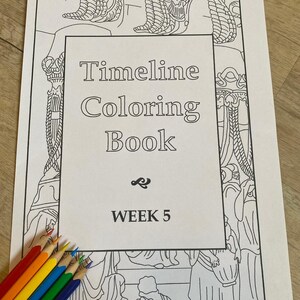 Op de afbeelding: Een zwart-wit kleurboek met de titel "Timeline Coloring Book" en de tekst "WEEK 5". Een set kleurpotloden in rood, oranje, geel, groen, blauw en paars is links geplaatst.
