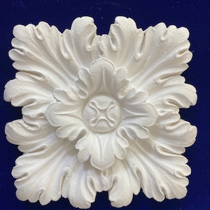 Plafondrozet met witte gipsen medaillon - Verhoog je plafond met dit elegante witte gipsen medaillon.