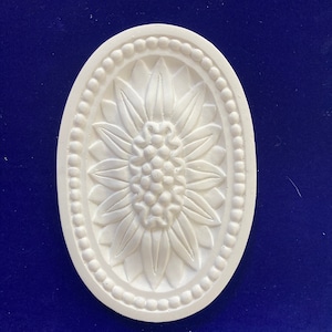 Elegant ovaal wit gips medaillon plafondrozet - Verhoog uw plafond met dit elegante witte gips medaillon.