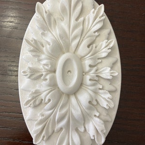 Elegant ovaal medaillon van wit gips Plafondrozet - Verhoog uw plafond met dit elegante medaillon van wit gips.