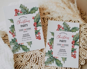 Op de afbeelding: Twee witte kerstfeestuitnodigingen met hulst- en bessenranden. De uitnodigingen hebben de tekst "Christmas Party" in het rood, met evenementdetails. Ze liggen op een geweven placemat.