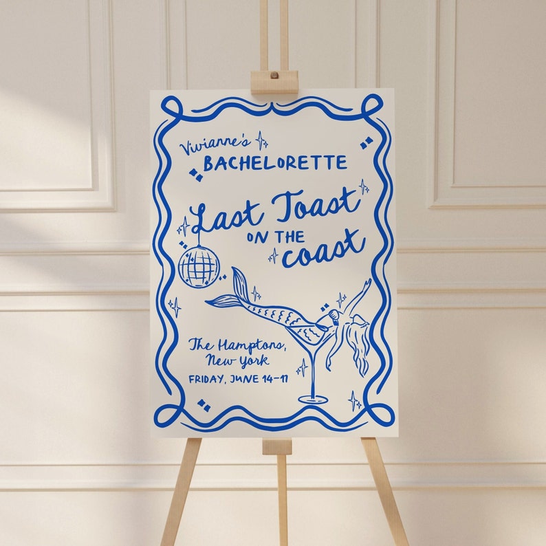 Może przedstawiać: Biały znak z niebieskim tekstem i ilustracjami, kt&oacute;ry ogłasza wiecz&oacute;r panieński. Tekst brzmi "Vivianne's Bachelorette Last Toast on the coast The Hamptons, New York FRIDAY, JUNE 14-11". Ilustracja przedstawia syrenę trzymającą kieliszek martini.