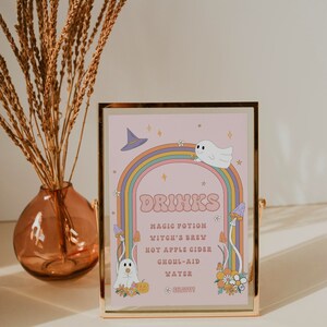 Könnte beinhalten: Ein druckbares Schild mit rosa Hintergrund und einem Regenbogen, über dem ein Geist fliegt. Das Schild sagt "Drinks" und listet die folgenden Getränke auf: Zaubertrank, Hexenbrau, Heißer Apfelwein, Ghoul-Aid, Wasser und Selters.