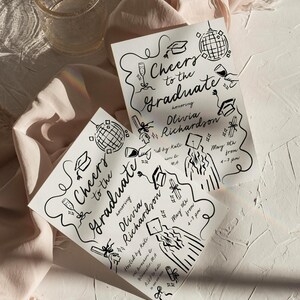 Puede incluir: Invitaci&oacute;n a una fiesta de graduaci&oacute;n en blanco y negro con una ilustraci&oacute;n dibujada a mano de un gorro de graduaci&oacute;n, una bola de discoteca, una copa de champ&aacute;n y una copa de vino. El texto dice "Cheers to the Graduate en honor a Olivia Richardson Organizado por Kate 10 de mayo de 16:00 a 19:00".