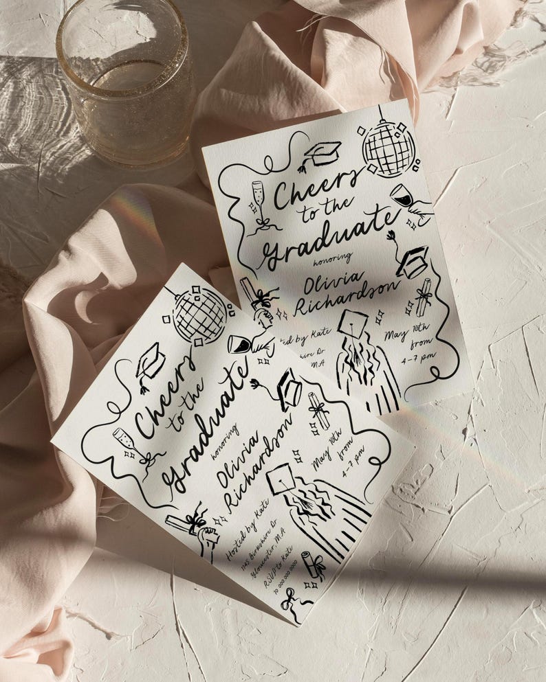 Puede incluir: Invitaci&oacute;n a una fiesta de graduaci&oacute;n en blanco y negro con una ilustraci&oacute;n dibujada a mano de un gorro de graduaci&oacute;n, una bola de discoteca, una copa de champ&aacute;n y una copa de vino. El texto dice "Cheers to the Graduate en honor a Olivia Richardson Organizado por Kate 10 de mayo de 16:00 a 19:00".