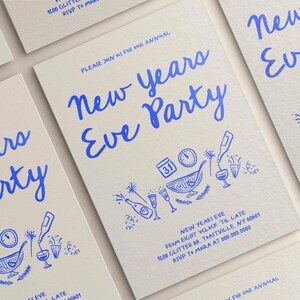 K&ouml;nnte beinhalten: Eine blaue und wei&szlig;e Einladungskarte f&uuml;r eine Silvesterparty. Die Karte zeigt eine handgezeichnete Illustration einer Champagnerflasche, Gl&auml;ser und einer Uhr. Der Text auf der Karte lautet "New Years Eve Party" und enth&auml;lt das Datum, die Uhrzeit und den Ort der Veranstaltung.