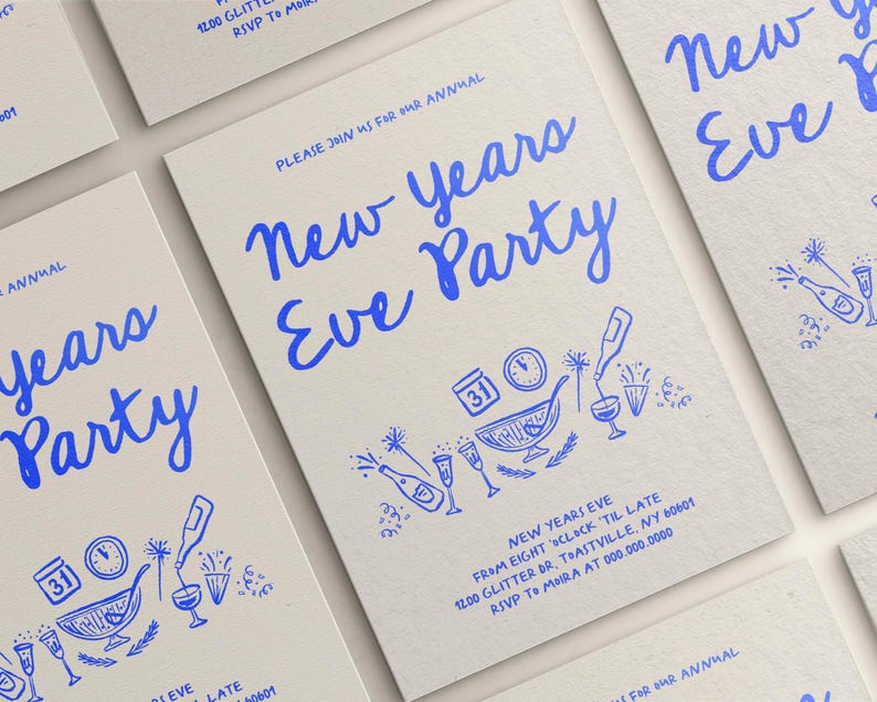 K&ouml;nnte beinhalten: Eine blaue und wei&szlig;e Einladungskarte f&uuml;r eine Silvesterparty. Die Karte zeigt eine handgezeichnete Illustration einer Champagnerflasche, Gl&auml;ser und einer Uhr. Der Text auf der Karte lautet "New Years Eve Party" und enth&auml;lt das Datum, die Uhrzeit und den Ort der Veranstaltung.
