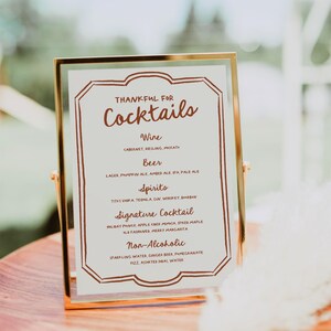 Znak menu koktajli na Święto Dziękczynienia Edytowalny | Menu koktajli jesiennych | Napój firmowy | Koktajle świąteczne | Rysowane ręcznie | Szablon Canva