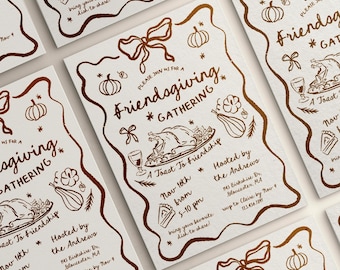Könnte beinhalten: Goldene Einladung zu einem Friendsgiving-Treffen mit einer handgezeichneten Illustration eines Truthahns, Kürbissen und Kürbissen. Der Text lautet "Bitte nehmen Sie an unserem Friendsgiving-Treffen teil, Ein Toast auf die Freundschaft, Ausgerichtet von den Andrews, 16. November von 17:00 bis 22:00 Uhr, bringen Sie Ihr Lieblingsgericht zum Teilen mit!"