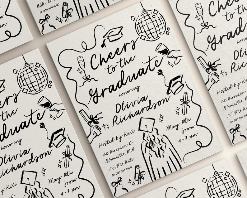 Puede incluir: Invitaci&oacute;n a una fiesta de graduaci&oacute;n en blanco y negro con una ilustraci&oacute;n dibujada a mano de un gorro de graduaci&oacute;n, un diploma, una copa de vino y una bola de discoteca. El texto dice "Cheers to the Graduate" y "honoring Olivia Richardson".