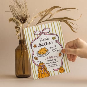 Op de afbeelding: Thanksgiving diner uitnodiging met de tekst "Let's Gather". De uitnodiging toont een illustratie van een gebraden kalkoen, pompoenen en herfstbladeren. De uitnodiging wordt gehost door de Williams.