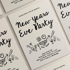 K&ouml;nnte beinhalten: Eine wei&szlig;e Einladungskarte mit schwarzem Text und Illustrationen. Der Text lautet "Bitte schlie&szlig;en Sie sich uns zu unserer j&auml;hrlichen Silvesterparty an". Die Illustrationen zeigen eine Uhr, eine Champagnerflasche und eine Sch&uuml;ssel Punsch. Die Karte enth&auml;lt auch das Datum, die Uhrzeit und den Ort der Party.