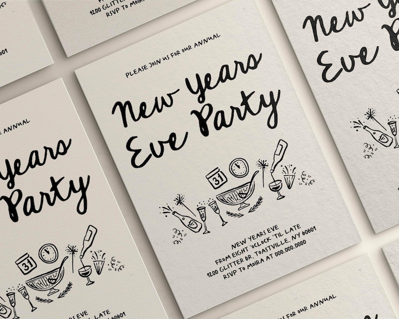 K&ouml;nnte beinhalten: Eine wei&szlig;e Einladungskarte mit schwarzem Text und Illustrationen. Der Text lautet "Bitte schlie&szlig;en Sie sich uns zu unserer j&auml;hrlichen Silvesterparty an". Die Illustrationen zeigen eine Uhr, eine Champagnerflasche und eine Sch&uuml;ssel Punsch. Die Karte enth&auml;lt auch das Datum, die Uhrzeit und den Ort der Party.